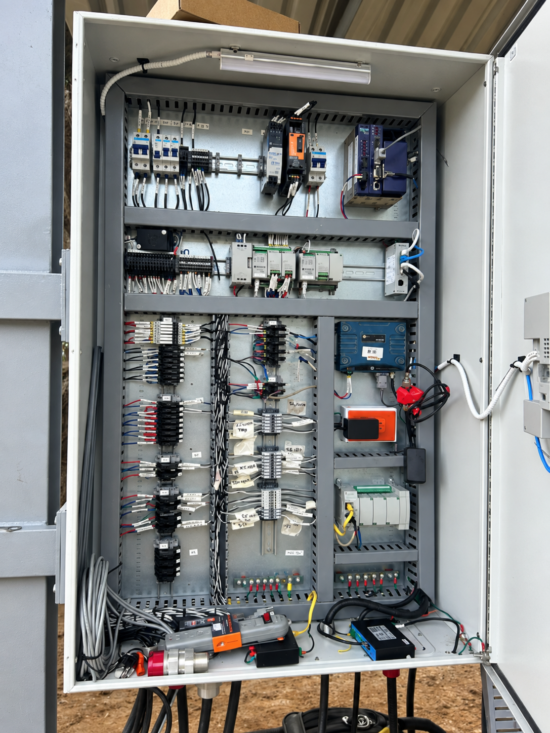 Pantalla SCADA y tablero PLC — foto 2